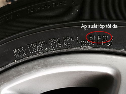 Các thông số áp suất được hiển thị trên lốp xe ô tô